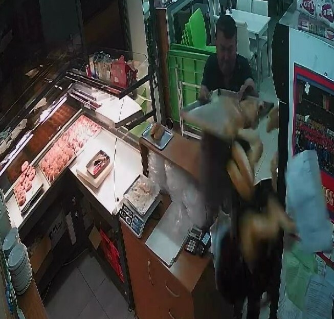 Kasaya dalan hırsız tepsiyi başına yedi! Kasaya dalan hırsız tepsiyi başına yedi!