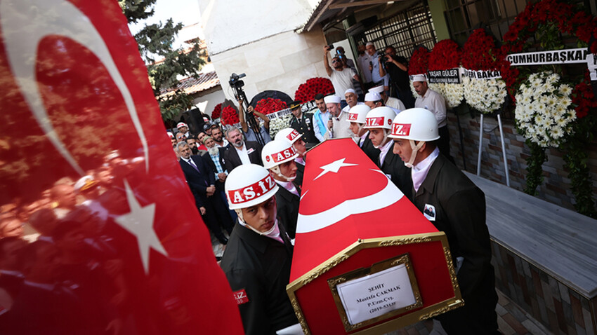 Şehit Piyade Uzman Çavuş Mustafa Çakmak Hatay'da son yolculuğuna uğurlandı Şehit Piyade Uzman Çavuş Mustafa Çakmak Hatay'da son yolculuğuna uğurlandı