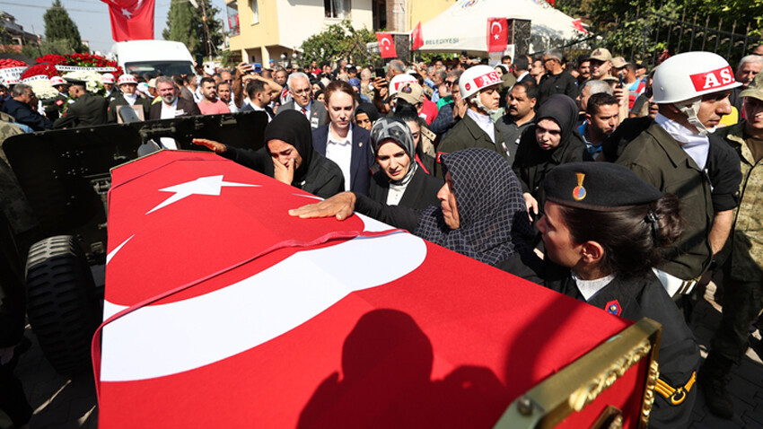 Şehit Piyade Uzman Çavuş Mustafa Çakmak Hatay'da son yolculuğuna uğurlandı Şehit Piyade Uzman Çavuş Mustafa Çakmak Hatay'da son yolculuğuna uğurlandı