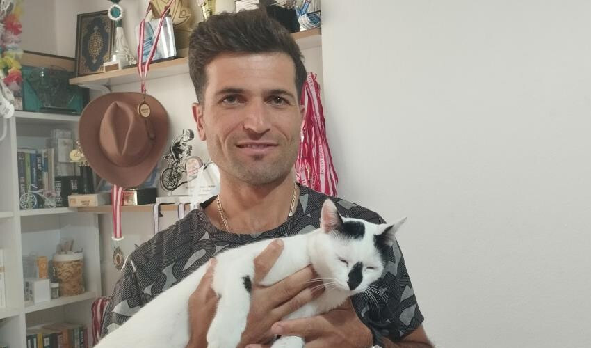 Enkazdan kurtardığı kedi, 9 aydır kendisine yoldaşlık yapıyor