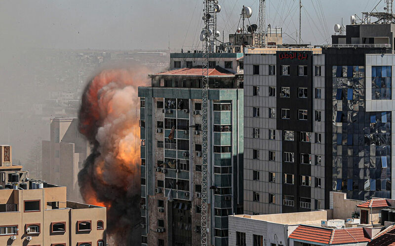 Filistinlilere ait bir bina İsrail bombalarına hedef oluyor