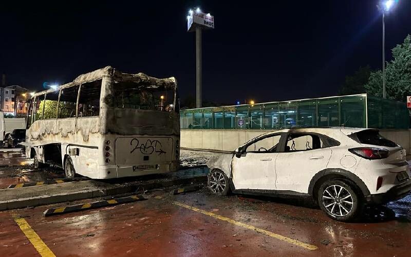 İSPARK’ta yangın: Sağlam bıraktığı araç hurdaya döndü İSPARK’ta yangın: Sağlam bıraktığı araç hurdaya döndü