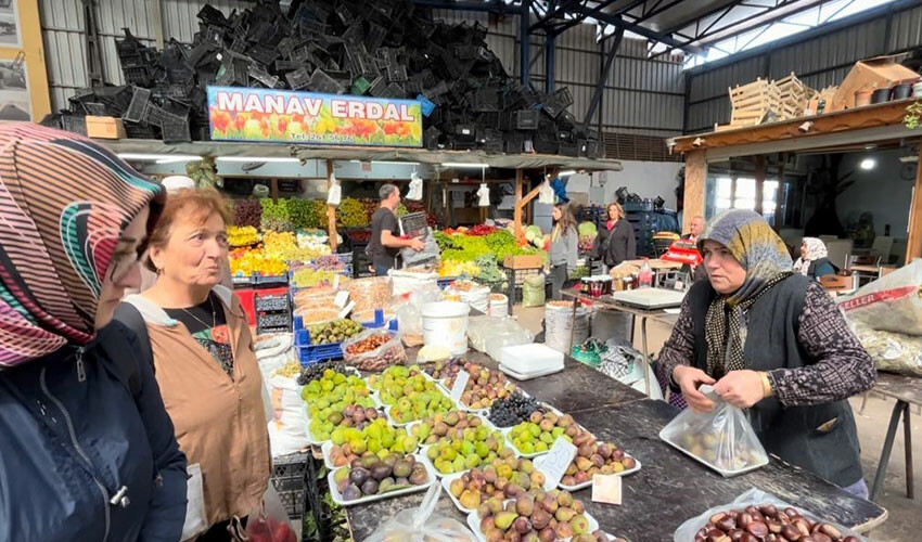 Tezgahlarda yemiş bolluğu: Kilosu 30 lira, kapış kapış gidiyor Tezgahlarda yemiş bolluğu: Kilosu 30 lira, kapış kapış gidiyor
