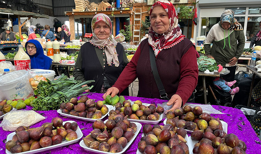 Tezgahlarda yemiş bolluğu: Kilosu 30 lira, kapış kapış gidiyor Tezgahlarda yemiş bolluğu: Kilosu 30 lira, kapış kapış gidiyor