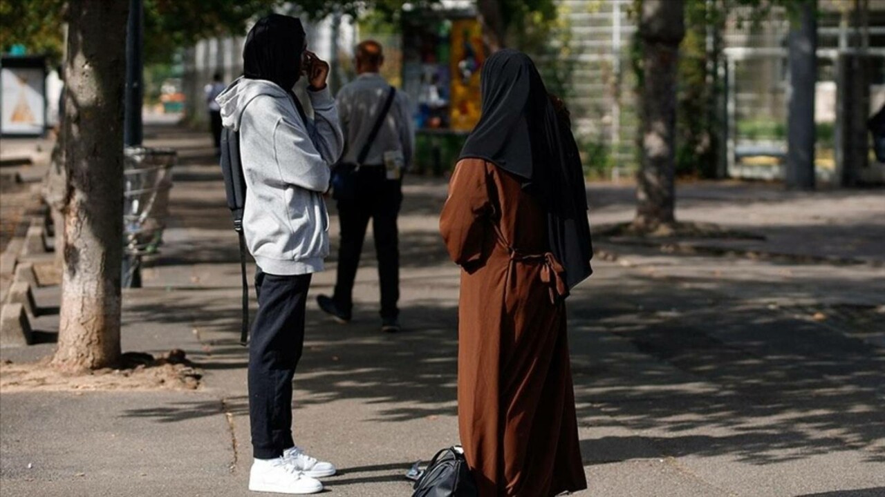 İslam düşmanlığı seviye atladı! “Selamünaleyküm” dedi, gözaltına alındı İslam düşmanlığı seviye atladı! “Selamünaleyküm” dedi, gözaltına alındı