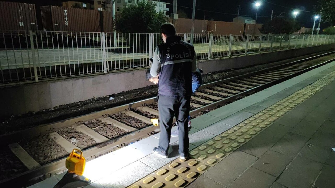 Yaşlı adamın feci sonu! Trene yetişmeye çalışırken canından oldu Yaşlı adamın feci sonu! Trene yetişmeye çalışırken canından oldu