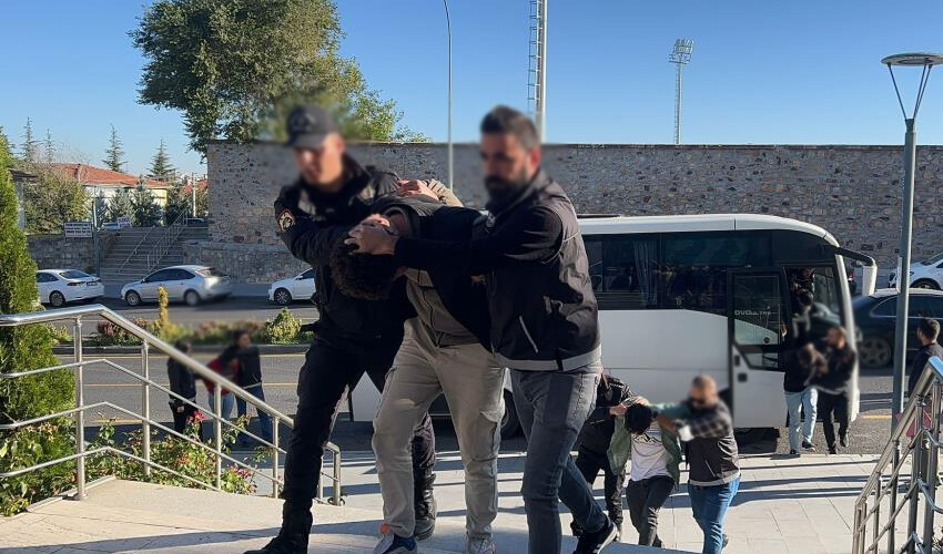 Zehir tacirlerine rahat yok! 40 kişi adliyeye sevk edildi Zehir tacirlerine rahat yok! 40 kişi adliyeye sevk edildi