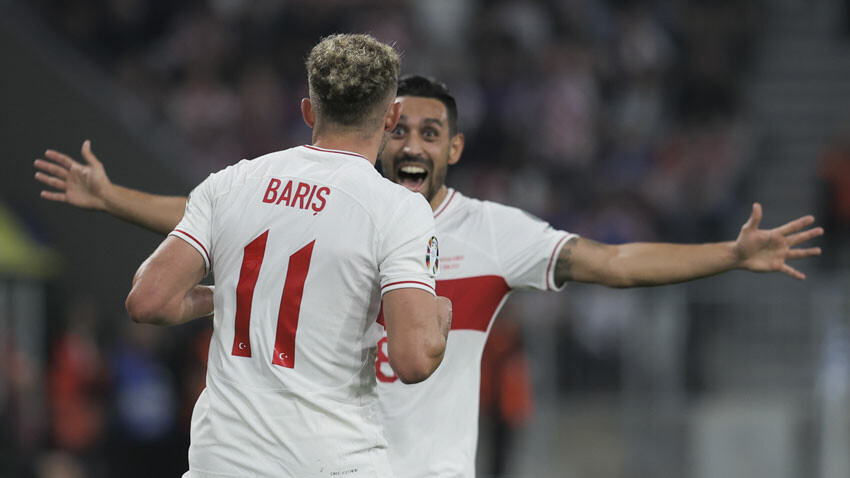 Hırvat zaferinin perde arkası! Milli futbolcu İsmail Yüksek'ten Montella ve ekibine övgü Hırvat zaferinin perde arkası! Milli futbolcu İsmail Yüksek'ten Montella ve ekibine övgü