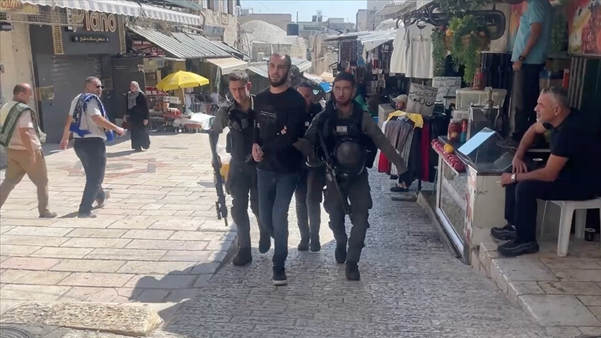 Bombaların gölgesinde ilk Cuma namazı! İsrail polisi, Mescid-i Aksa'da namaz kılmak isteyen Müslümanlara gaz bombası attı Bombaların gölgesinde ilk Cuma namazı! İsrail polisi, Mescid-i Aksa'da namaz kılmak isteyen Müslümanlara gaz bombası attı