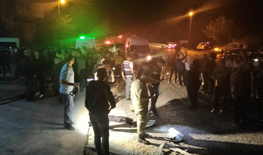 Tır, düğün konvoyuna daldı: 4 ölü, 3 yaralı Tır, düğün konvoyuna daldı: 4 ölü, 3 yaralı