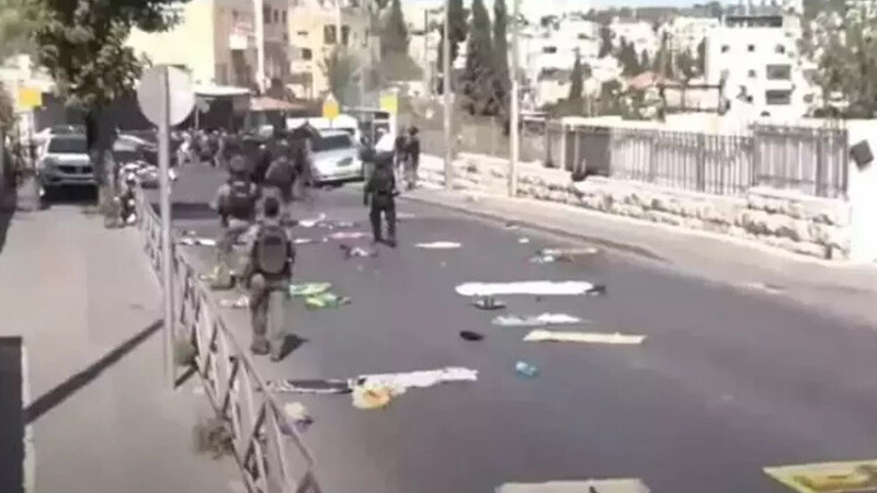 Bombaların gölgesinde ilk Cuma namazı! İsrail polisi, Mescid-i Aksa'da namaz kılmak isteyen Müslümanlara gaz bombası attı Filistin- Seccadeler yerde kaldı