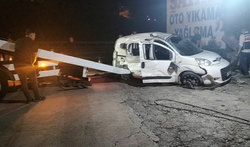Tır, düğün konvoyuna daldı: 4 ölü, 3 yaralı Tır, düğün konvoyuna daldı: 4 ölü, 3 yaralı