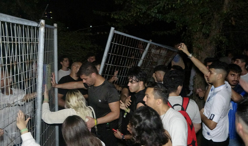 Adana’da rock festivali karıştı! Bariyeri yıktılar, gişeleri kırdılar Adana’da rock festivali karıştı! Bariyeri yıktılar, gişeleri kırdılar