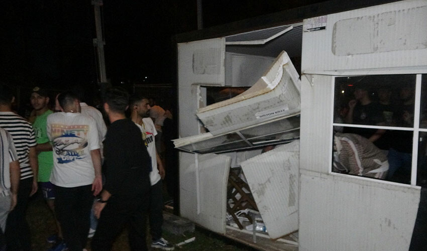 Adana’da rock festivali karıştı! Bariyeri yıktılar, gişeleri kırdılar Adana’da rock festivali karıştı! Bariyeri yıktılar, gişeleri kırdılar