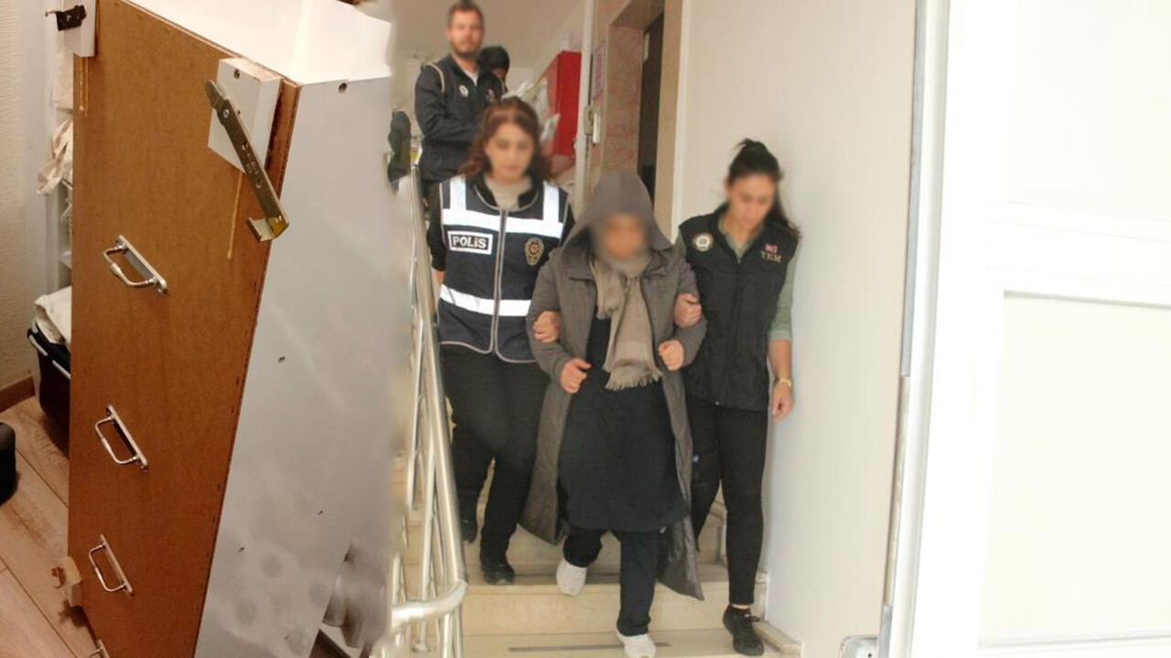 Evine özel bölme yaptırdı, yine de polisten kaçamadı! FETÖ'cü kadın yakayı ele verdi Evine özel bölme yaptırdı, yine de polisten kaçamadı! FETÖ'cü kadın yakayı ele verdi