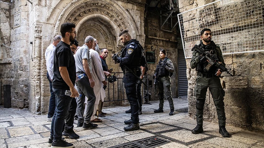 Bombaların gölgesinde ilk Cuma namazı! İsrail polisi, Mescid-i Aksa'da namaz kılmak isteyen Müslümanlara gaz bombası attı Bombaların gölgesinde ilk Cuma namazı! İsrail polisi, Mescid-i Aksa'da namaz kılmak isteyen Müslümanlara gaz bombası attı