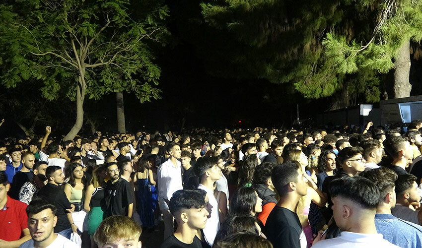 Adana’da rock festivali karıştı! Bariyeri yıktılar, gişeleri kırdılar Adana’da rock festivali karıştı! Bariyeri yıktılar, gişeleri kırdılar