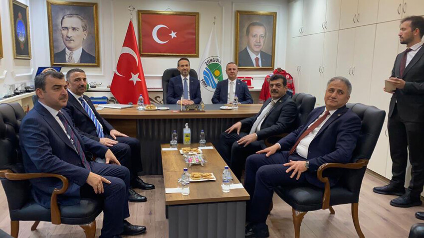 Enerji Bakanı Bayraktar önce esnafı ziyaret etti sonra Togg'un direksiyonuna geçti Enerji Bakanı Bayraktar önce esnafı ziyaret etti sonra Togg'un direksiyonuna geçti