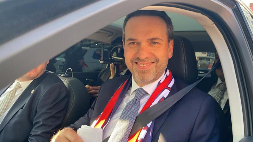 Enerji Bakanı Bayraktar önce esnafı ziyaret etti sonra Togg'un direksiyonuna geçti Enerji Bakanı Bayraktar önce esnafı ziyaret etti sonra Togg'un direksiyonuna geçti