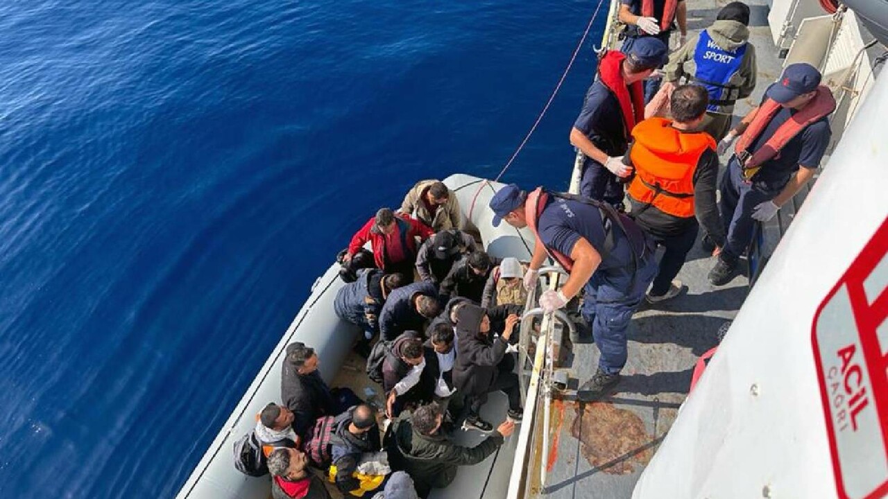 Yunanistan ölüme terk etti, 110 göçmeni Türkiye kurtardı Yunanistan ölüme terk etti, 110 göçmeni Türkiye kurtardı