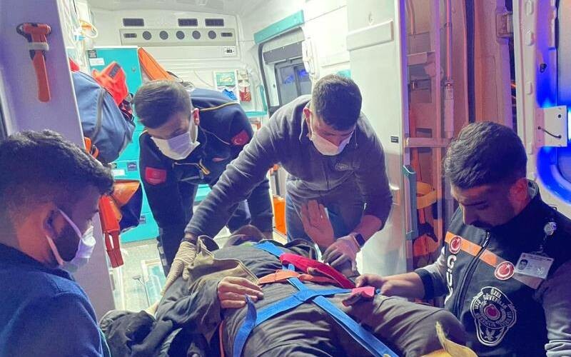 Kaçak göçmenleri taşıyan minibüs devrildi: Çok sayıda yaralı var Kaçak göçmenleri taşıyan minibüs devrildi: Çok sayıda yaralı var