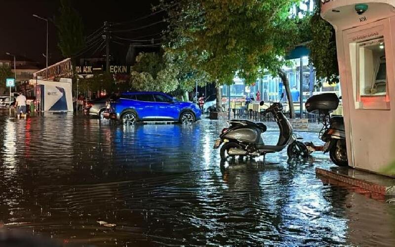 Fethiye’yi sağanak vurdu! Sokaklar göle döndü, araçlar suya gömüldü Fethiye’yi sağanak vurdu! Sokaklar göle döndü, araçlar suya gömüldü