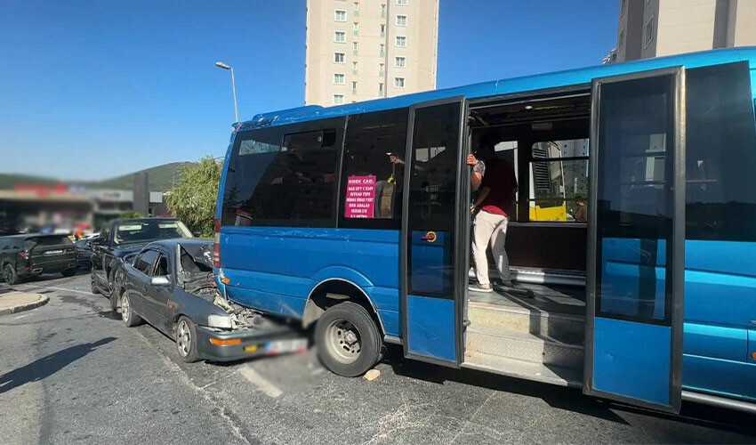 Maltepe'de görülmemiş kurtarma çalışması: Minibüsün içinde zıpladılar Maltepe'de görülmemiş kurtarma çalışması: Minibüsün içinde zıpladılar