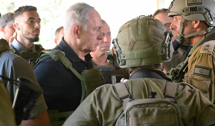 İsrail Başbakanı Netanyahu Gazze sınırındaki askelerle görüştü: Kara harekatının sinyalini verdi İsrail Başbakanı Netanyahu Gazze sınırındaki askelerle görüştü: Kara harekatının sinyalini verdi
