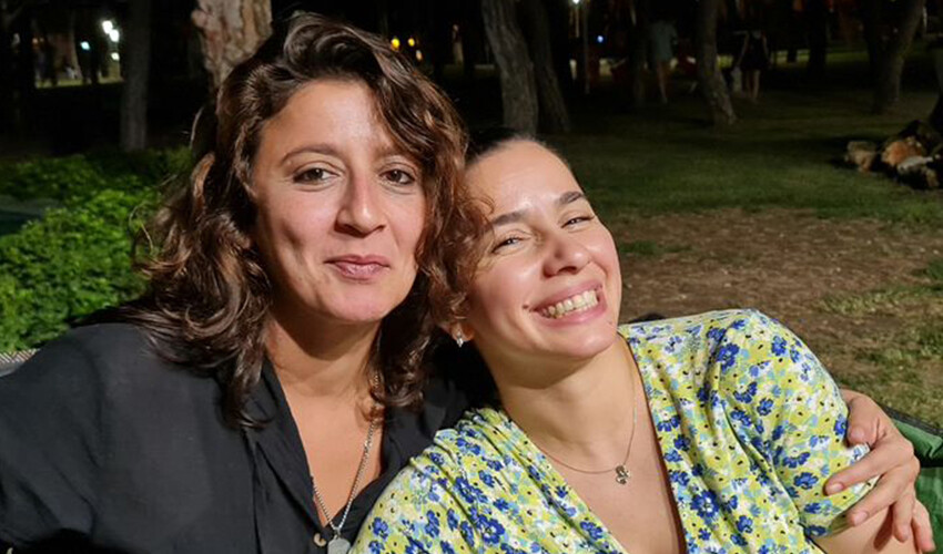 İkiz kızı olduğu ortaya çıkan Metin Akpınar sessizliğini bozdu: Eşimden ve halkımdan özür diliyorum  Duygu Nebioğlu ve Sevgi Nebioğlu