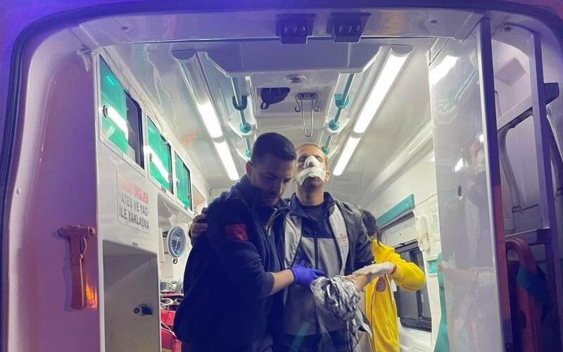 Kaçak göçmenleri taşıyan minibüs devrildi: Çok sayıda yaralı var Kaçak göçmenleri taşıyan minibüs devrildi: Çok sayıda yaralı var