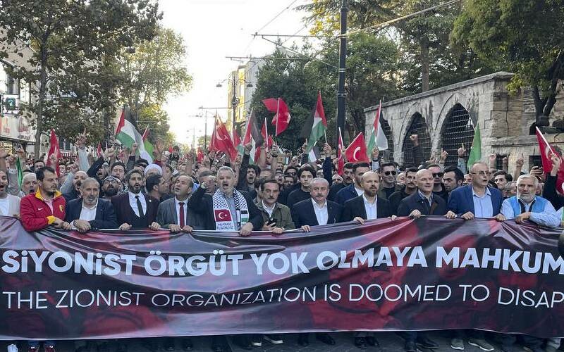 İstanbul’da Filistin’e destek seli: Binlerce kişi toplandı İstanbul’da Filistin’e destek seli: Binlerce kişi toplandı