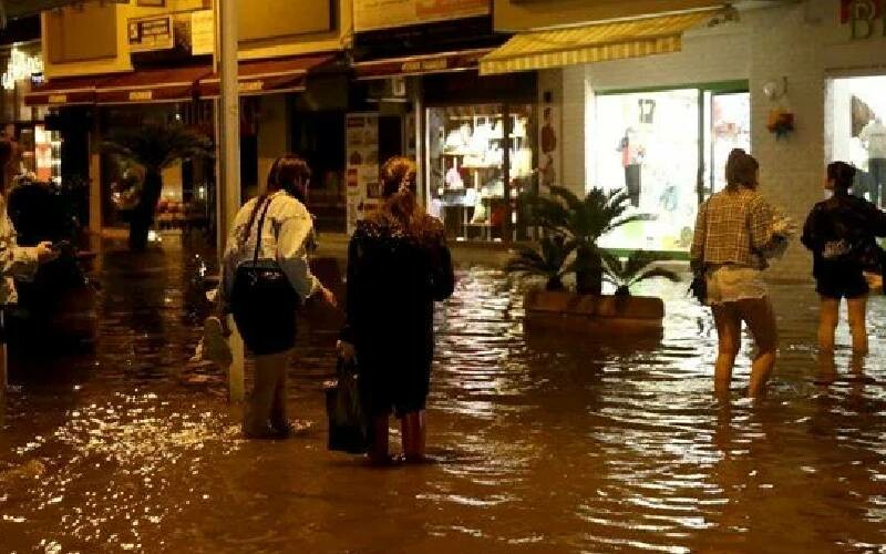 Fethiye’yi sağanak vurdu! Sokaklar göle döndü, araçlar suya gömüldü Fethiye’yi sağanak vurdu! Sokaklar göle döndü, araçlar suya gömüldü