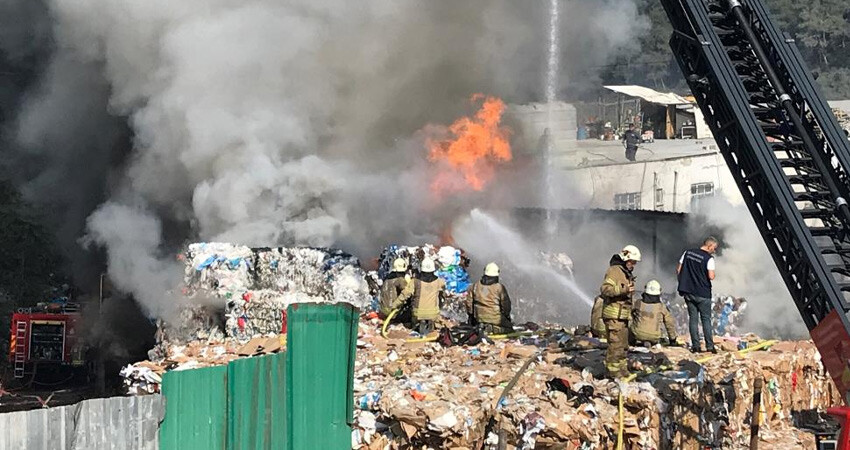 Son dakika... Sarıyer'de kağıt deposunda yangın çıktı! Alevler 2 saatlik çalışma ile kontrol atlında