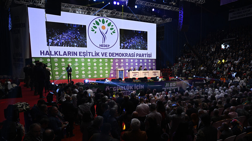 Yeşil Sol Parti'nin yeni adı belli oldu Yeşiller ve Sol Gelecek Partisinin isminin, Halkların Eşitlik ve Demokrasi Partisi (HEDEP) olarak değiştirilmesi oy birliğiyle kabul edildi.