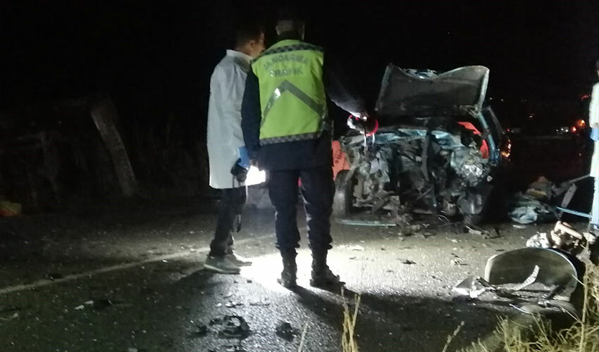 Isparta'da korkunç kaza: 5 ölü, 2yaralı Isparta'da korkunç kaza: 5 ölü, 2yaralı