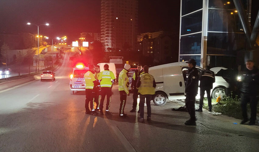 Ankara'da korkunç kaza! Üst geçidin ayağına çarptı: 2 ölü, 1 yaralı Ankara'da korkunç kaza! Üst geçidin ayağına çarptı: 2 ölü, 1 yaralı