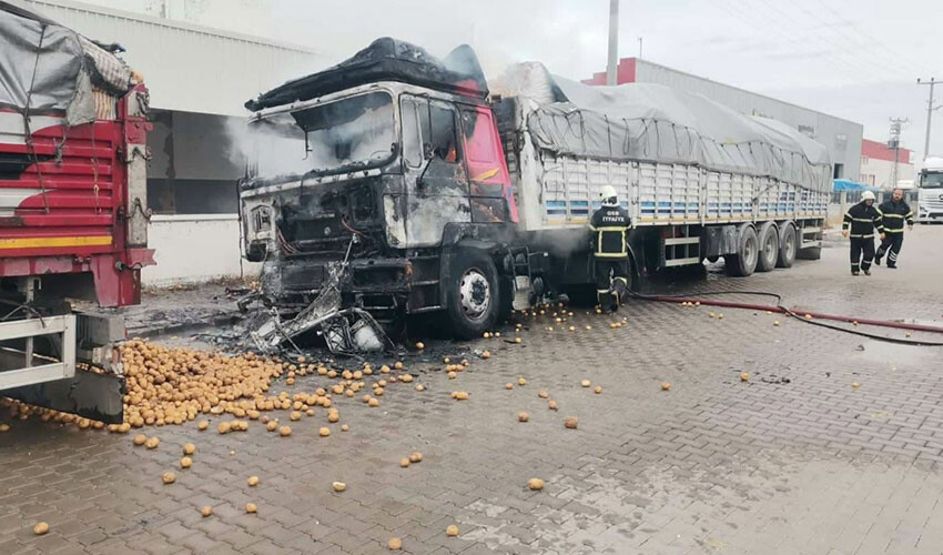 Aksaray'da yangın paniği! Patates yüklü tır cayır cayır yandı Aksaray'da yangın paniği! Patates yüklü tır cayır cayır yandı