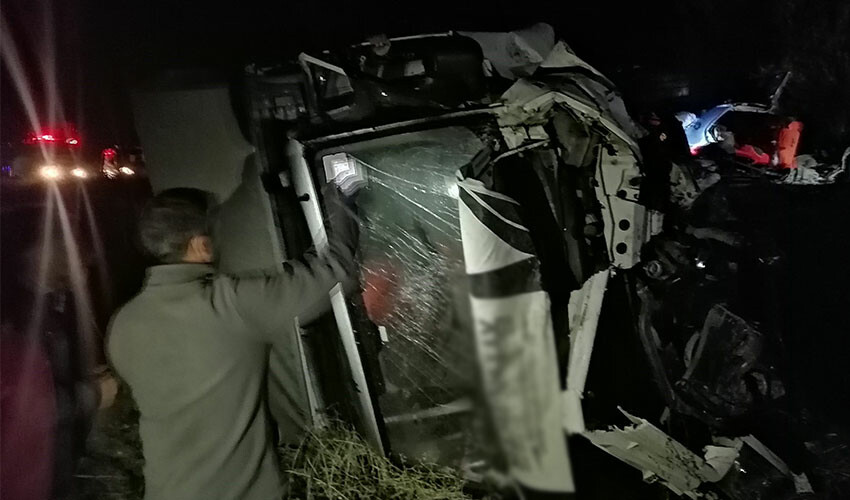 Isparta'da korkunç kaza: 5 ölü, 2yaralı Isparta'da korkunç kaza: 5 ölü, 2yaralı