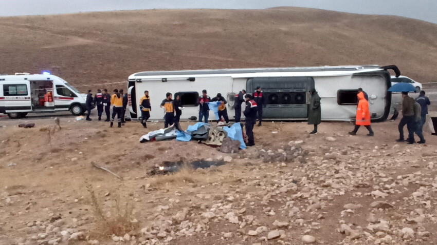 Son dakika haberi: Sivas'ta katliam gibi kaza! Yolcu otobüsü devrildi Son dakika haberi: Sivas'ta katliam gibi kaza! Yolcu otobüsü devrildi