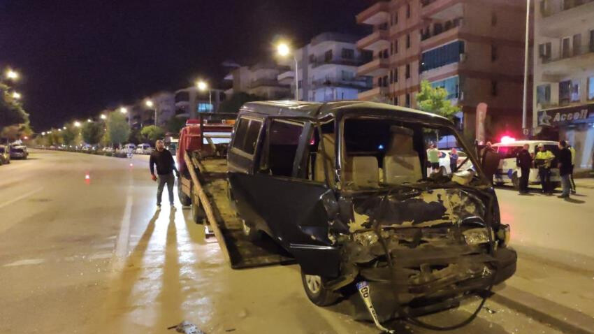 4 aracın karıştığı zincirleme trafik kazası! Sıkışan yolcu ağlayarak kurtarılmayı bekledi