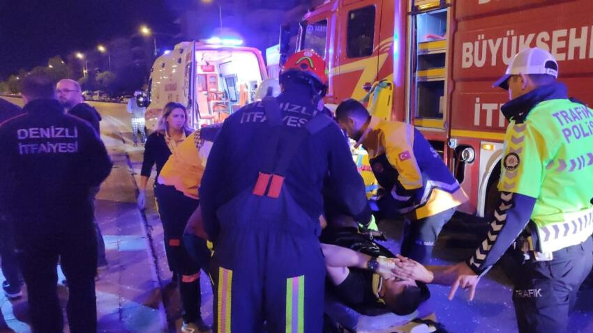 4 aracın karıştığı zincirleme trafik kazası! Sıkışan yolcu ağlayarak kurtarılmayı bekledi