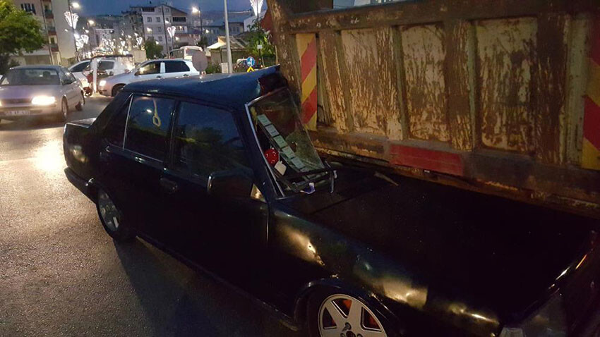 Sivas'ta feci kaza! Kavşağı dönenen araç kamyonun altına girdi Sivas'ta feci kaza! Kavşağı dönenen araç kamyonun altına girdi