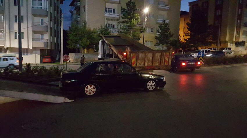 Sivas'ta feci kaza! Kavşağı dönenen araç kamyonun altına girdi Sivas'ta feci kaza! Kavşağı dönenen araç kamyonun altına girdi