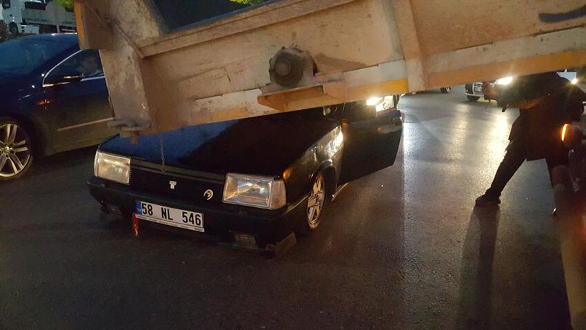 Sivas'ta feci kaza! Kavşağı dönenen araç kamyonun altına girdi Sivas'ta feci kaza! Kavşağı dönenen araç kamyonun altına girdi