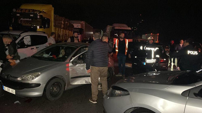 Kocaeli'de zincirleme kaza: 26 araç birbirine girdi, 13 kişi yaralandı