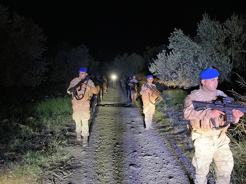 Zeytin hırsızlarına hapis! Balıkesir'de suçüstü yakalanan iki kişi tutuklandı Zeytin hırsızlarına hapis! Balıkesir'de suçüstü yakalanan iki kişi tutuklandı