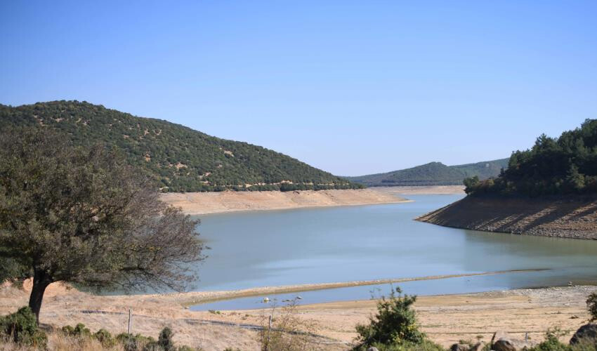 Suyun dibi göründü! Sadece 20 günlük kaldı: Barajın ortasına kadar yürüyüp seviyeyi gösterdi Suyun dibi göründü! Sadece 20 günlük kaldı: Barajın ortasına kadar yürüyüp seviyeyi gösterdi