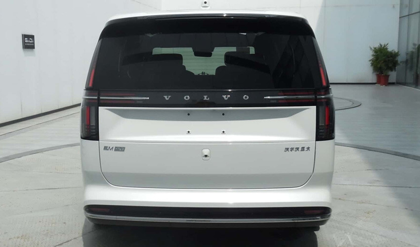 Volvo'nun lüks minivanı EM90'dan ilk görüntüler! Geniş aileler ve VIP hizmet isteyenler bayılacak Volvo EM90