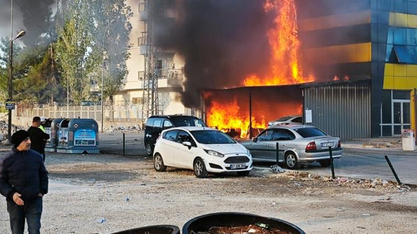 Gaziantep’te yangın paniği: Park halindeki 5 araç küle döndü