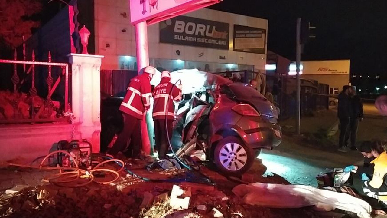 Çorum&#039;da korkunç kaza! Direğe çarparak hurdaya dönen araç 3 kişiye mezar oldu
